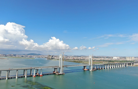 建筑工程：福厦高铁安海湾特大桥无砟轨道铺设完工